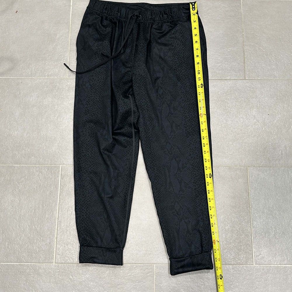 Lululemon pant, size 6 - Picture 2 of 13